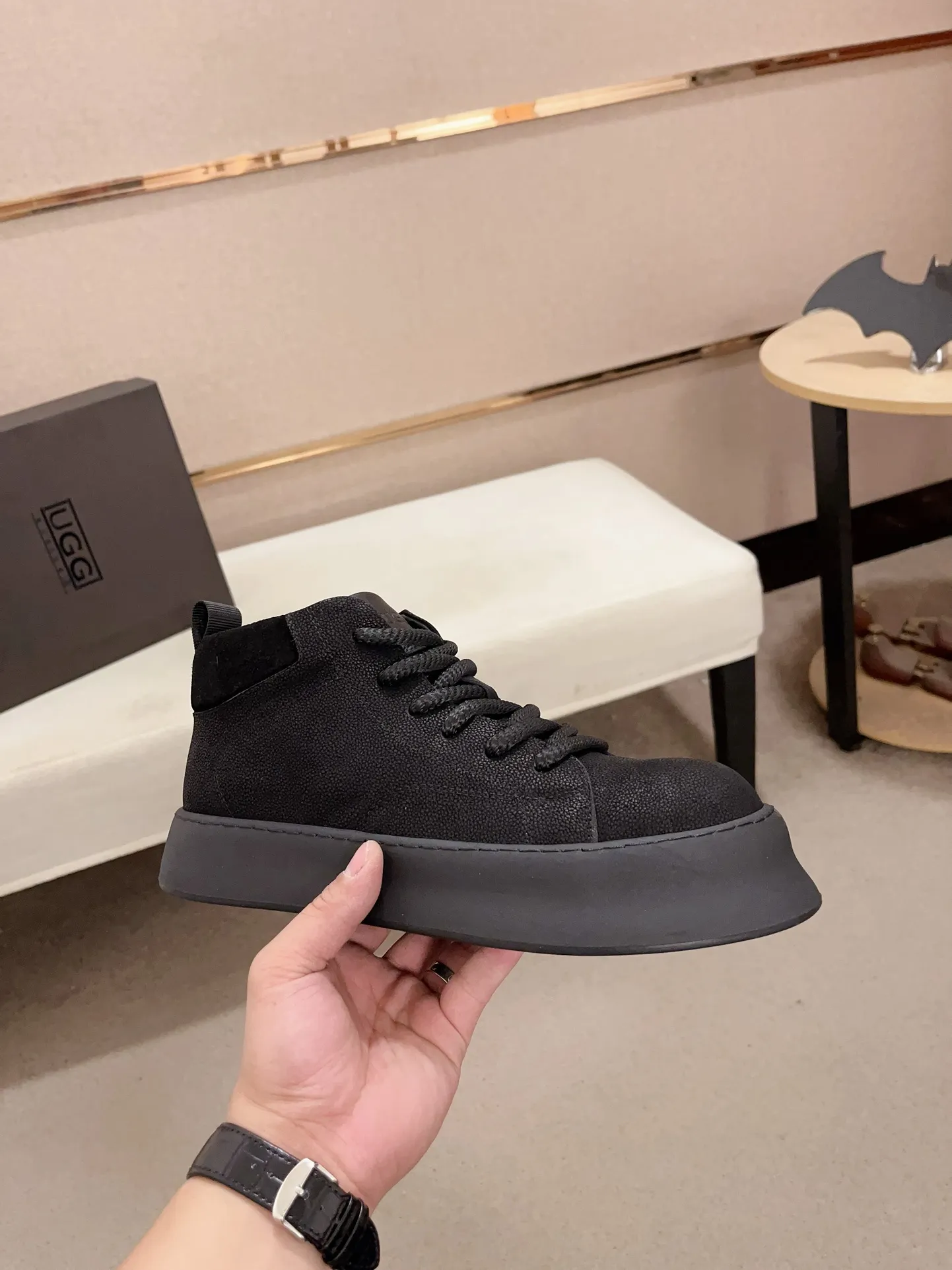 Factory price: 740💰North American men's shoes Ugg ☃️In the special sale of new high-quality men's shoes snow boots in autumn and winter, the nemesis of extreme cold weather! Made of cowhide leather, merino wool lining, and original outsole, whether driving, outdoor or daily wear, there is always one that suits you! Code number 39-44